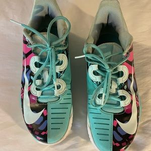 Nike women’s tennis shoes